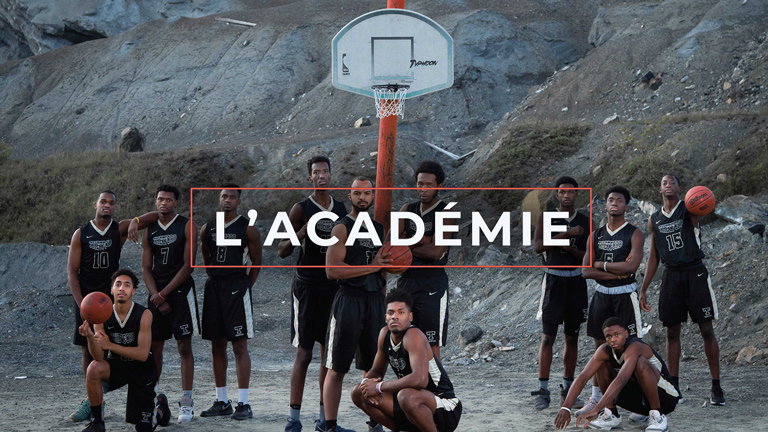 Une équipe de basketball en pose dans une mine abandonnée.  <